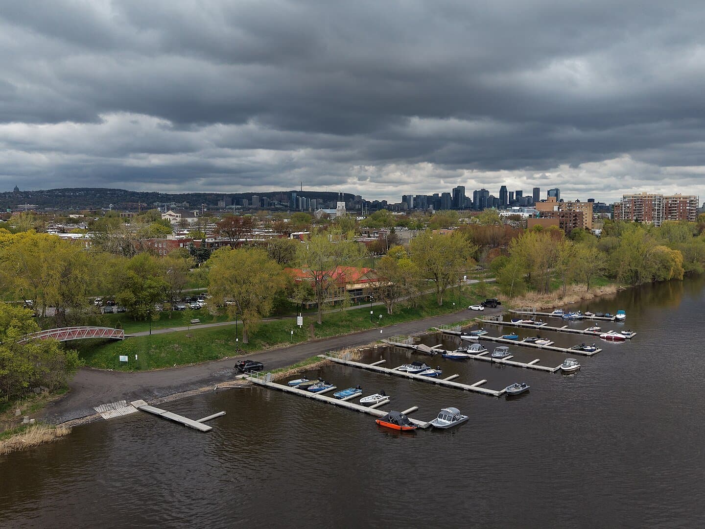 Marina de Verdun, en bordure du fleuve Saint-Laurent, avec le centre-ville de Montréal à l'horizon
