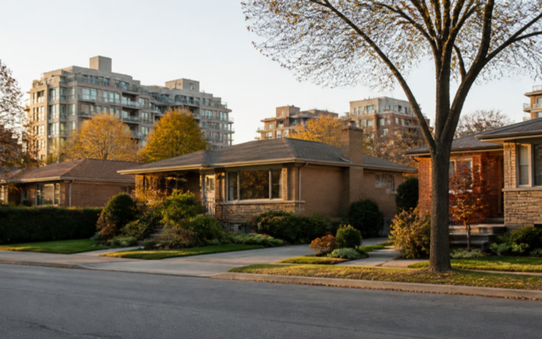 Rue résidentielle tranquille de bungalows en brique avec pelouses entretenues et immeubles de condos modernes en arrière-plan, à l'automne — illustration générée par IA